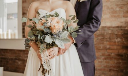 woman holding beige-petaled flower bouquet