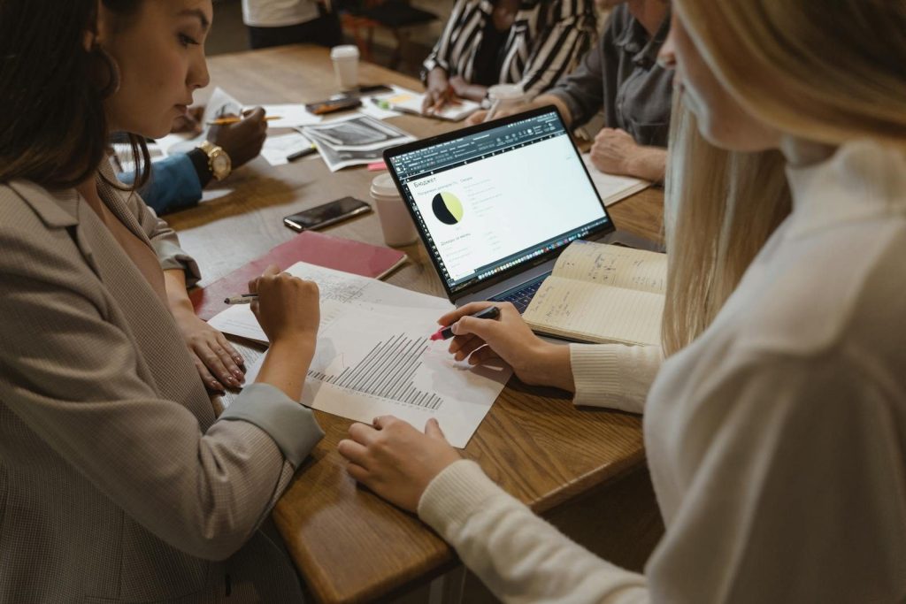 Une équipe aux profils variés collabore à la stratégie commerciale autour d'une table