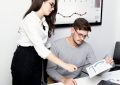 Une équipe commerciale collabore sur des données lors d'une réunion