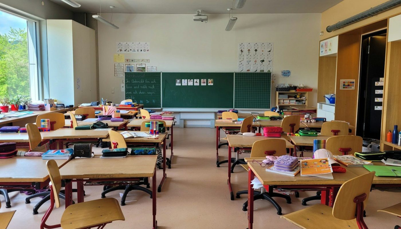 A classroom filled with lots of desks and chairs