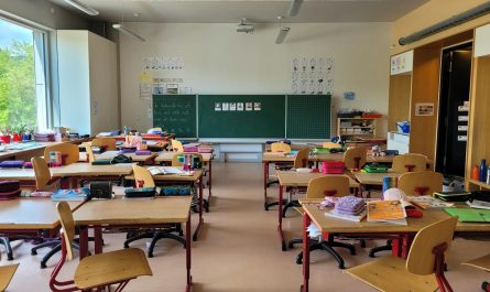 A classroom filled with lots of desks and chairs