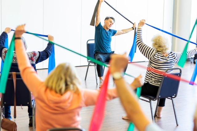 Soulagez vos douleurs dorsales chroniques : découvrez les bienfaits du yoga pour les seniors