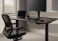 Un bureau assis debout moderne dans un espace de travail soigné et fonctionnel. L’image met en avant la stabilité, le confort et l’aspect premium d’un poste ergonomique.