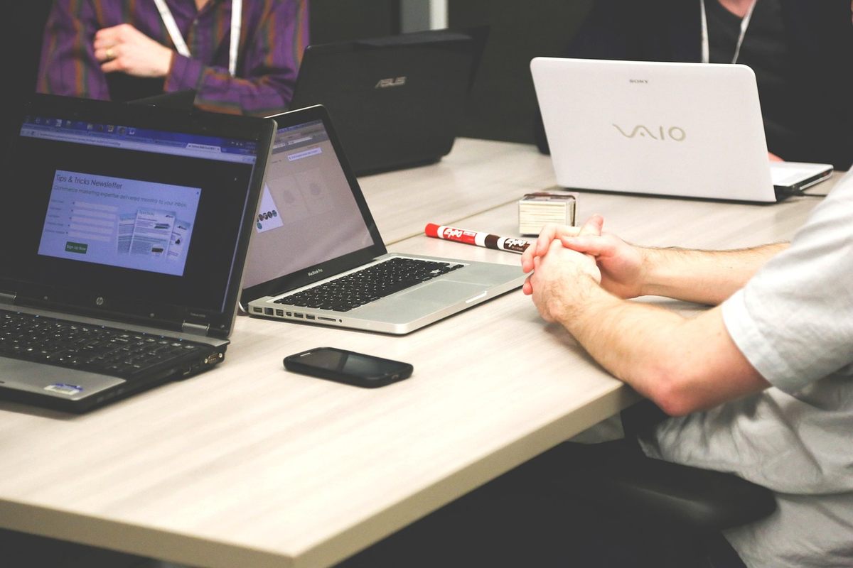 Réunion de travail avec ordinateurs portables et accessoires sur une table