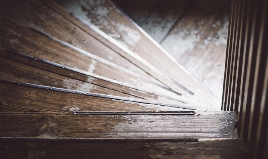 Un escalier qui grince se répare souvent par en dessous