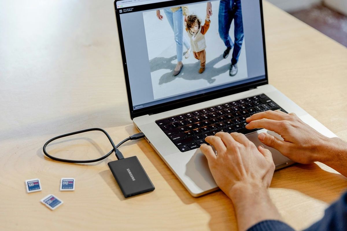 Une personne travaille sur un ordinateur portable